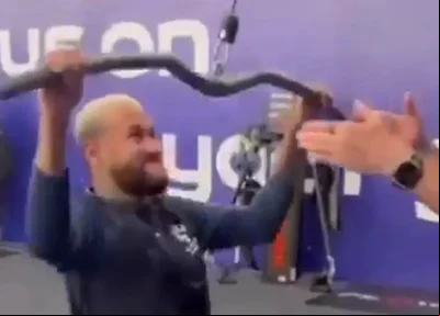 Neymar executando um exercício na academia