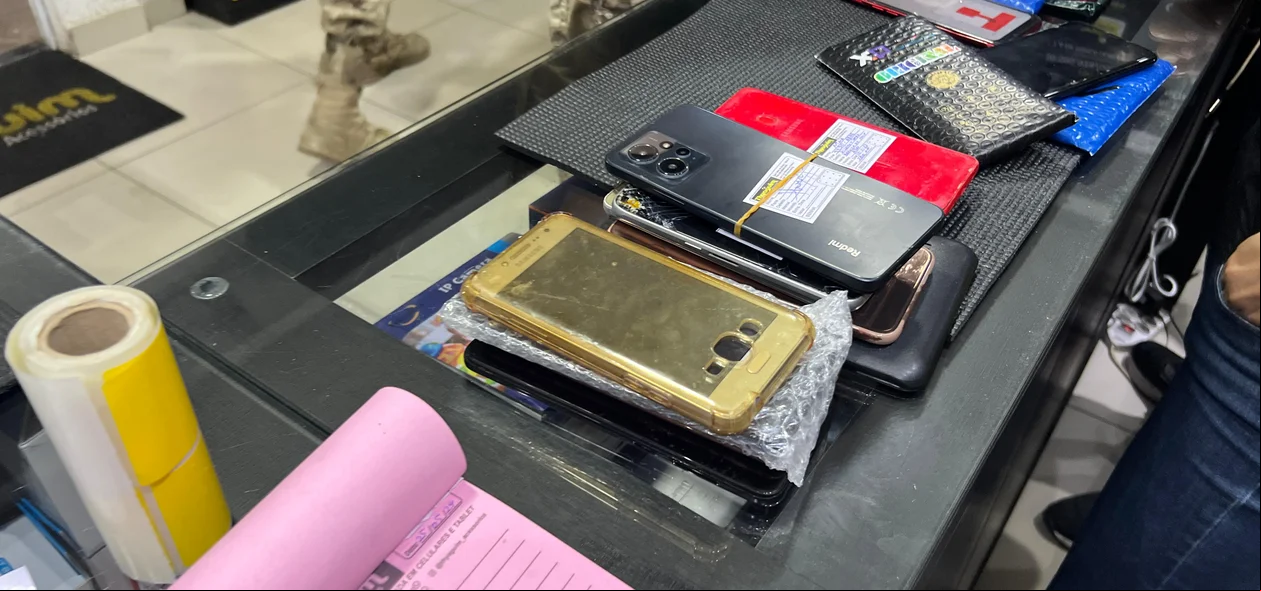 Celulares na loja investigada