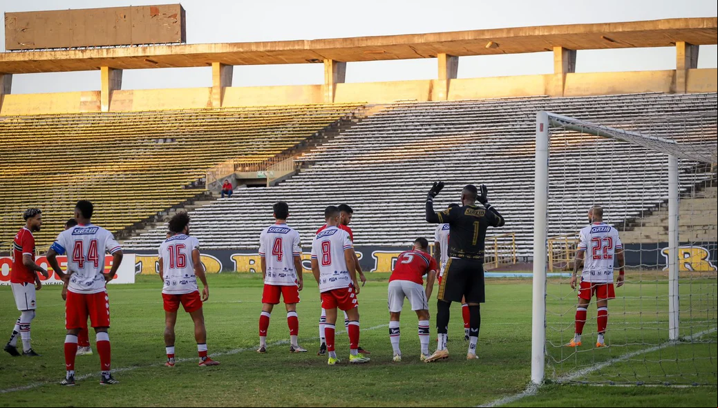 Jogadores na grande área do Porto Velho