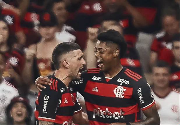 Arraecaeta e Bruno Henrique comemoram gol