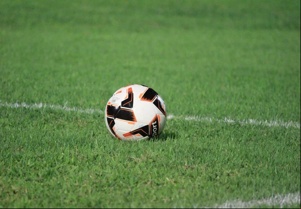 Bola de futebol em campo