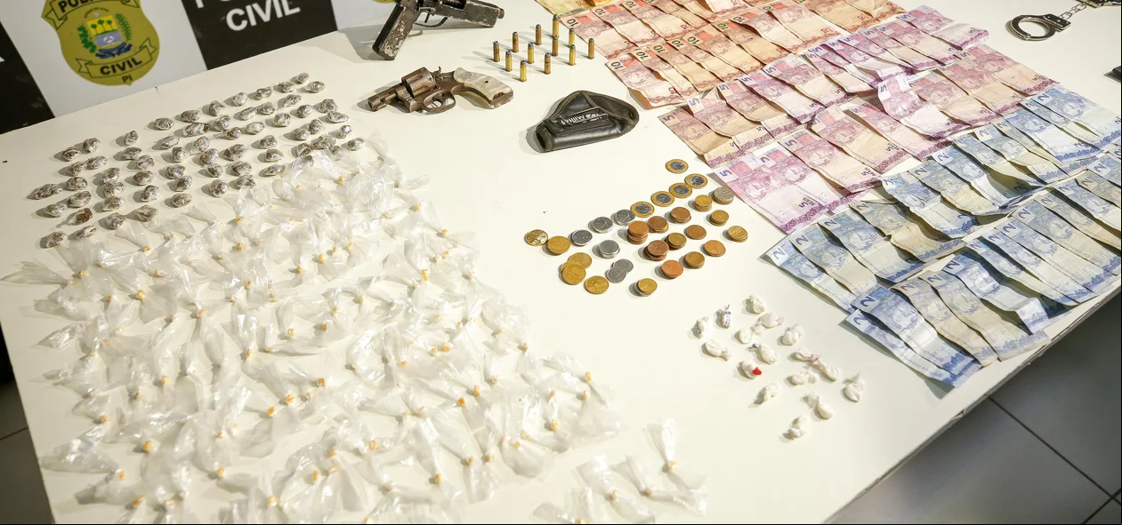 Dinheiro, drogas, munições e armas apreendidas pela Polícia