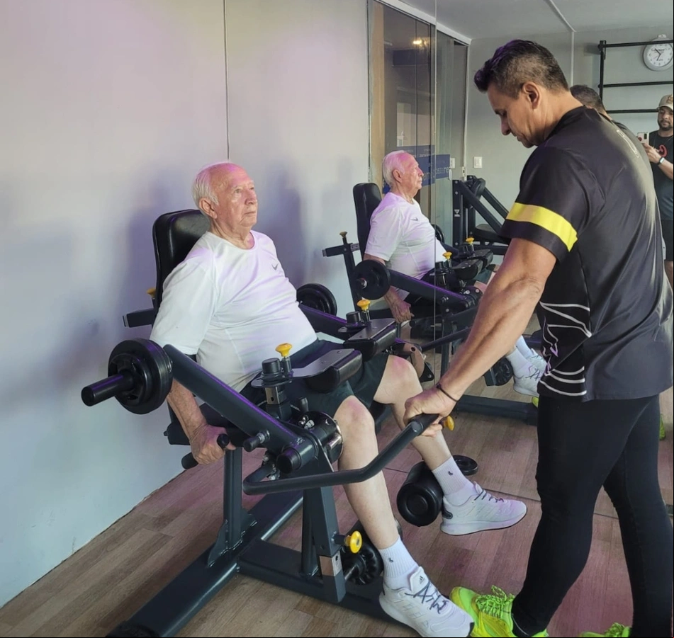 Dr. Antônio Nascimento, de 82 anos, faz musculação terapêutica para atenuar os efeitos da doença