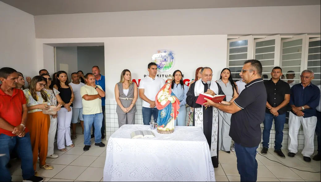 População reunida em celebração religiosa na reinauguração do prédio da Prefeitura