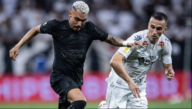 Jogadores de Corinthians e Santos em disputa de bola