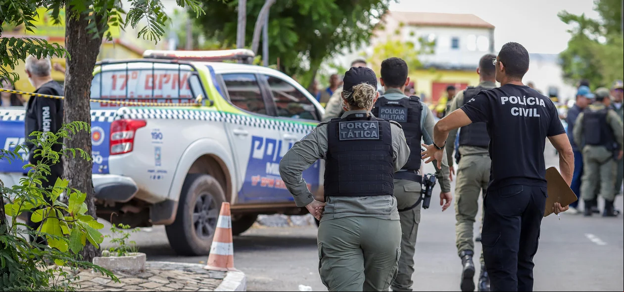 Guarnições da PM no local do crime