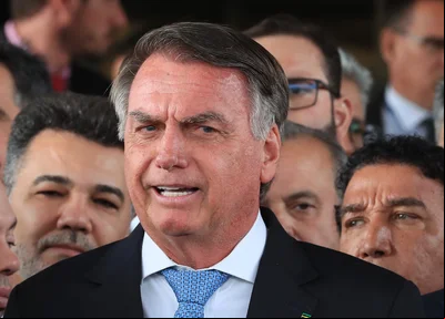 Jair Bolsonaro rodeado de apoiadores