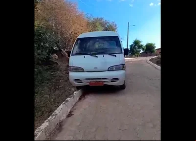 Van quase tomba em Oeiras