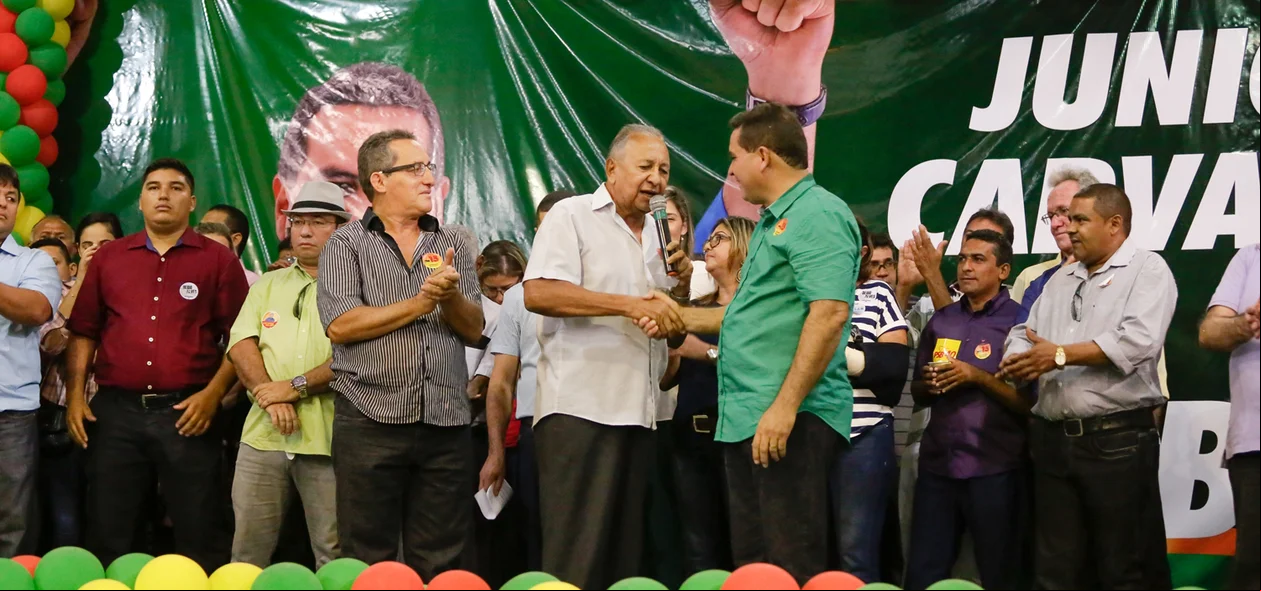Dr.Pessoa cumprimenta Prefeito de Demerval Lobão durante convenção do PMDB