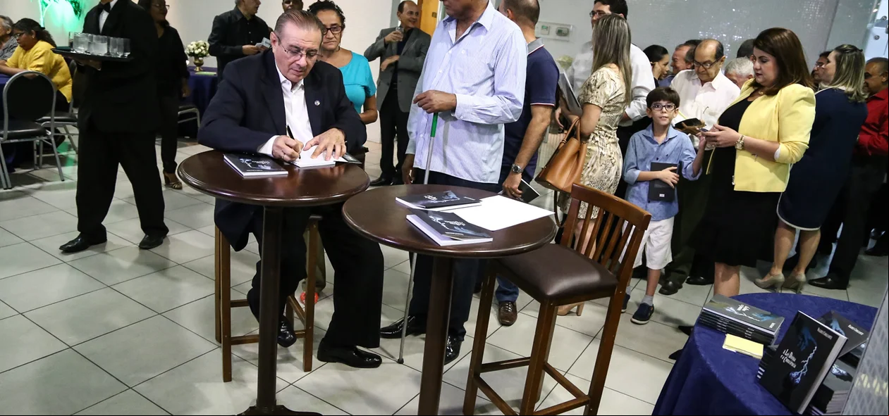 Valdeci Cavalcante Autografando os Livros 