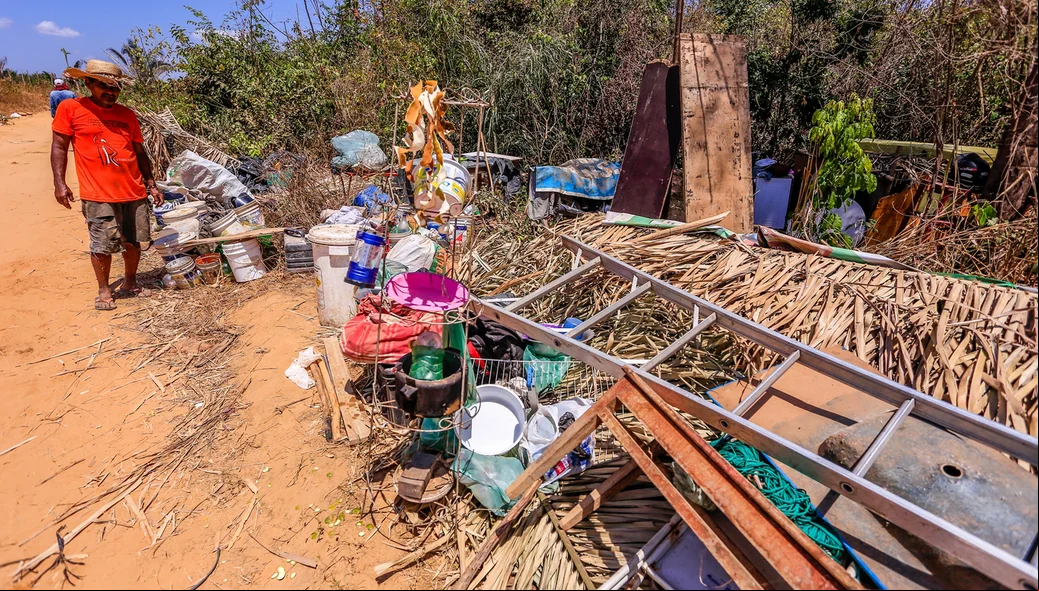 Morador repara os estragos causados pela desapropriação