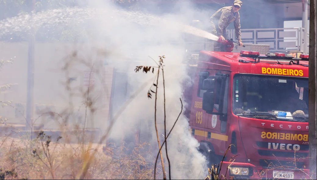 Bombeiros trabalhando para conter as chamas