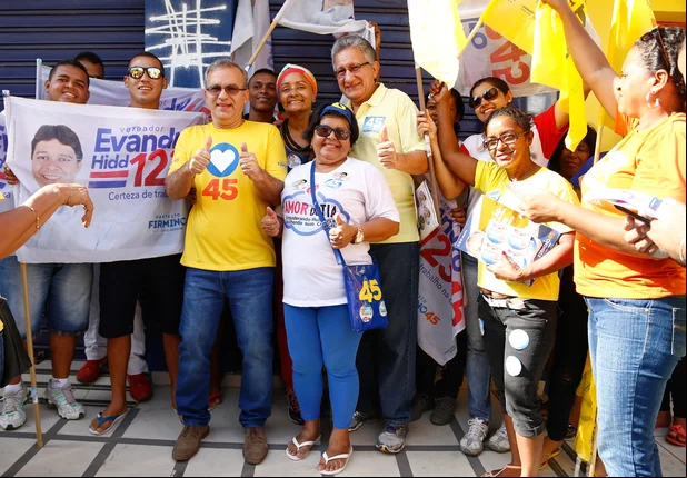 Caminhada de Firmino Filho na avenida principal do Dirceu I