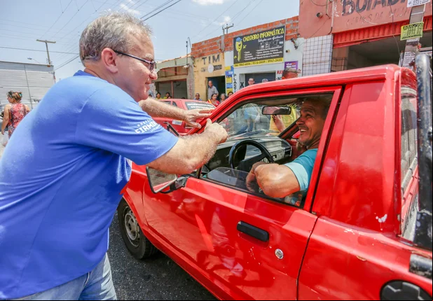 Firmino Filho faz caminhada no Mercado do Mafuá