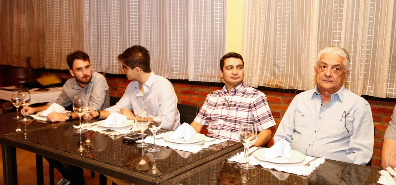 Autoridades na mesa de reunião