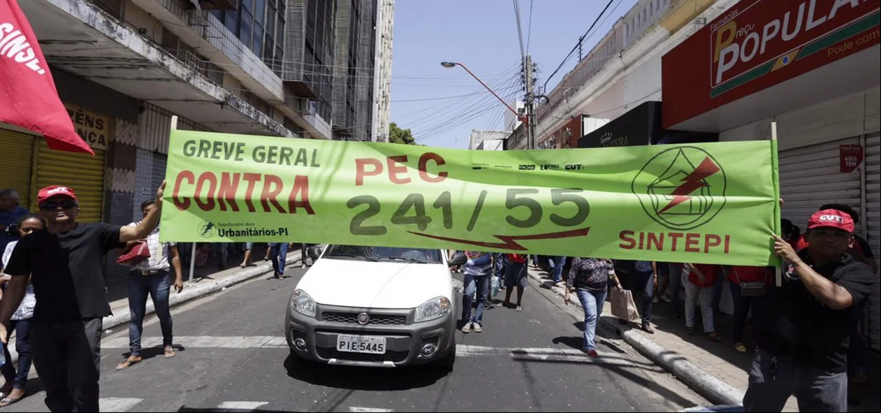 Estudantes e professores reivindicam contra a PEC 241/55