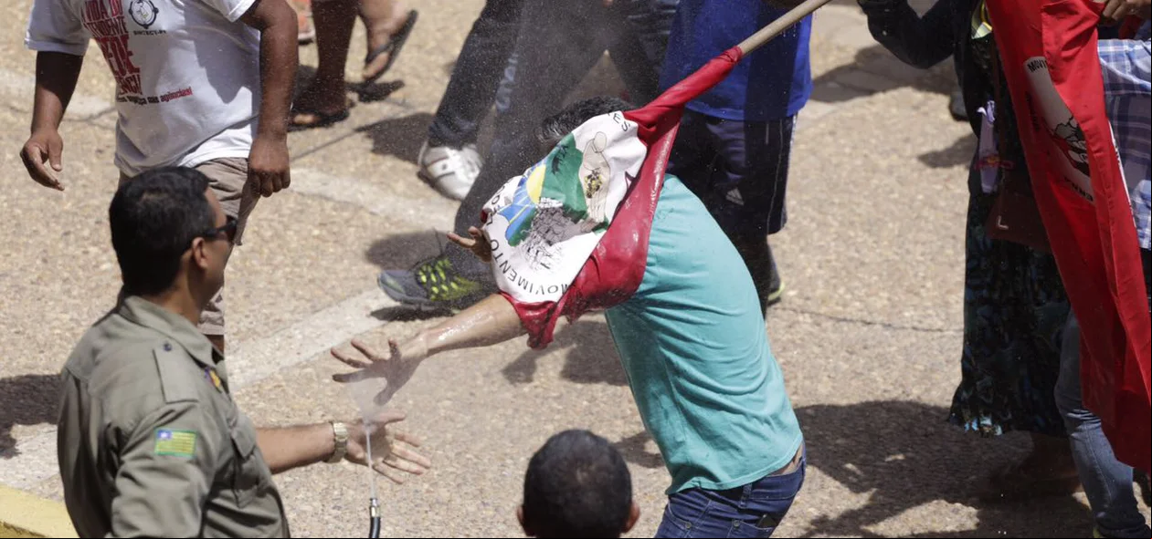 Manifestação em frente a Alepi