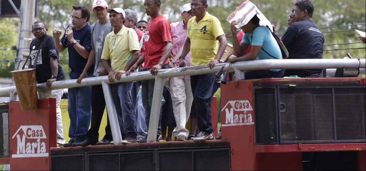 Protesto contra causas estaduais e nacional em Teresina