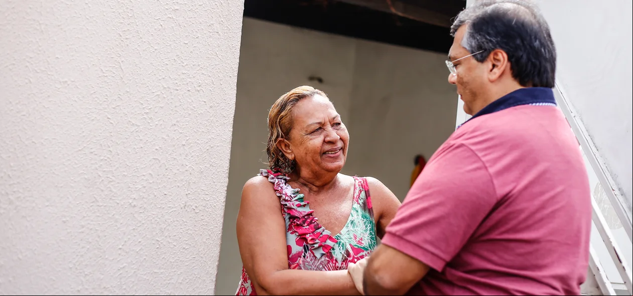 Governador cumprimenta o povo 