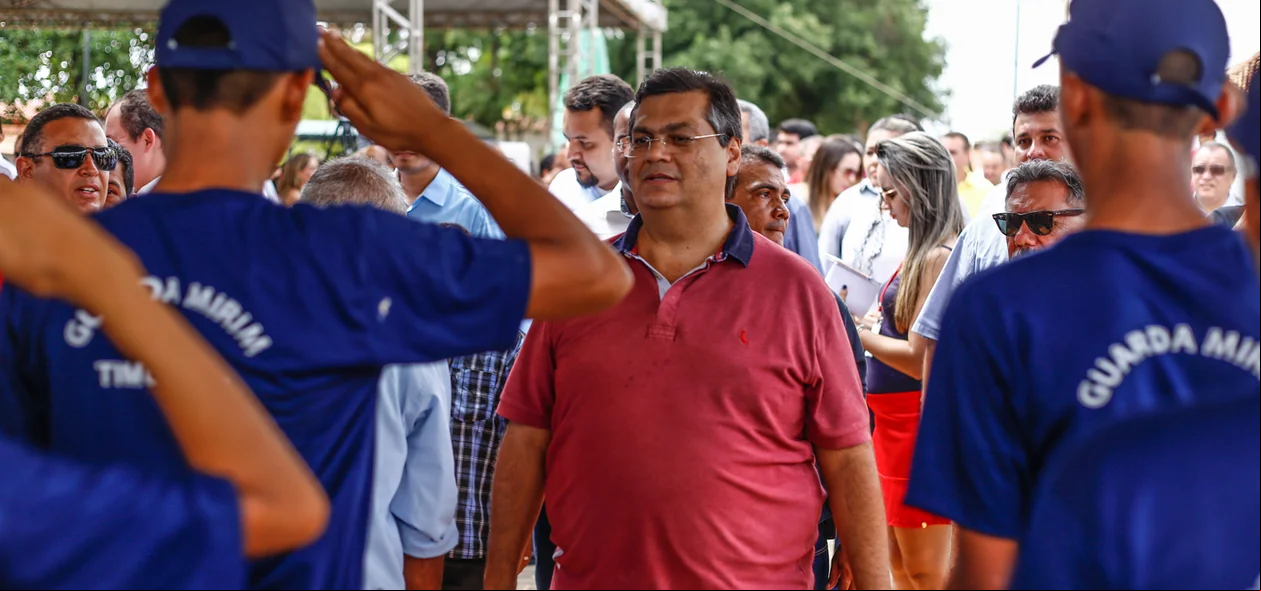 Guarda Municipal batendo continência para Governador  