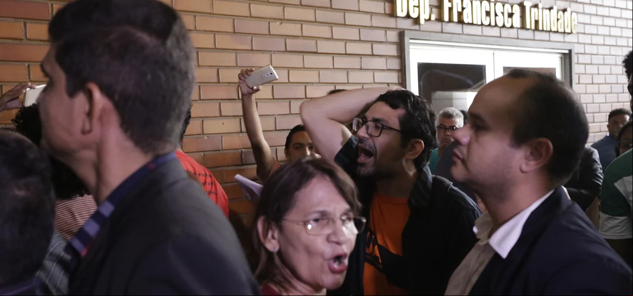 Manifestantes gritam por seus direitos