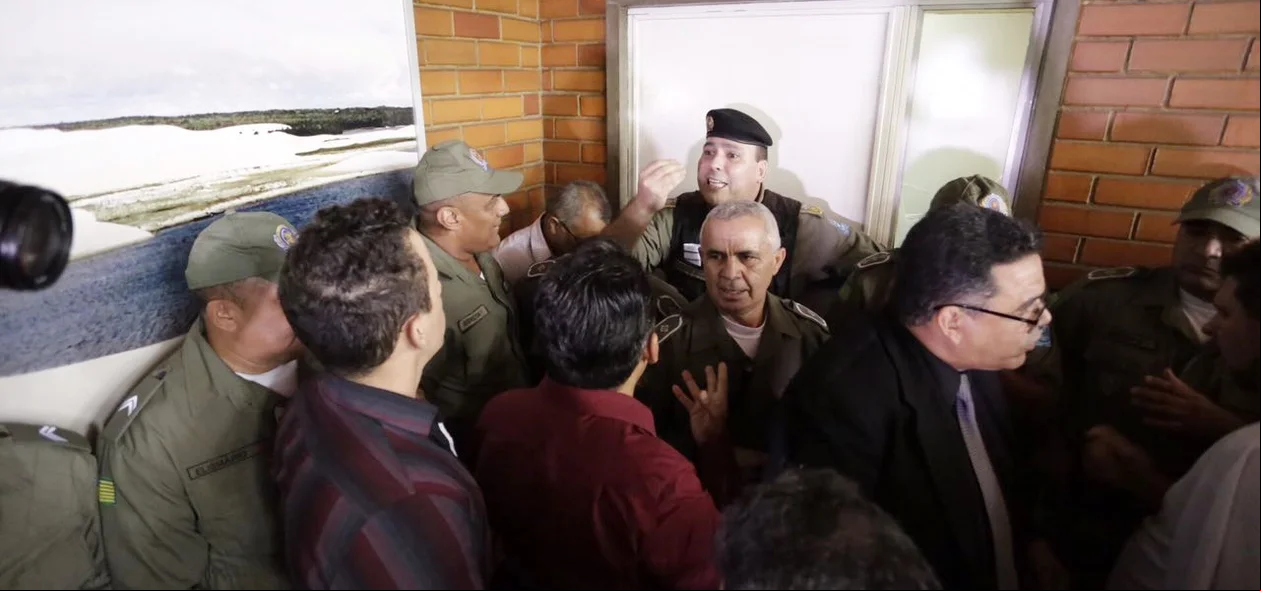 Manifestantes tentam entrar na presidência da Alepi