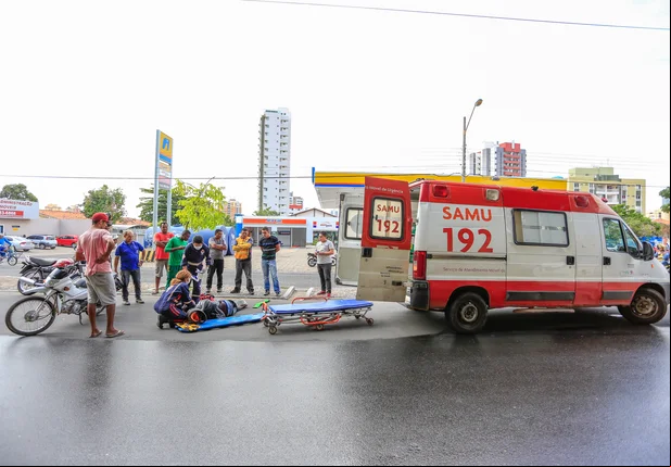 Homem fica ferido após derrapar veículo na zona leste de Teresina