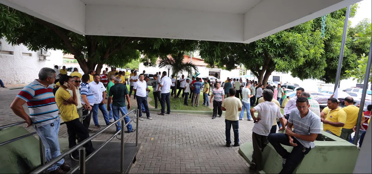 Taxistas na sede da secretaria de Segurança