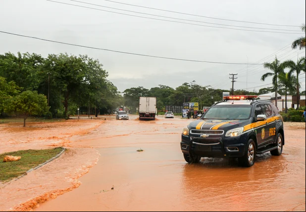 Chuva causa alagamentos em várias regiões da cidade de Teresina