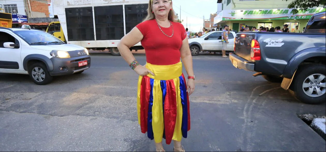 Mulher se veste de Odalisca em desfile de blocos na capital