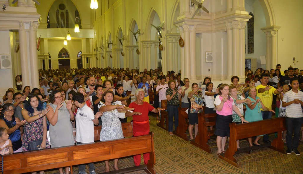Católicos partiicipam da celebração