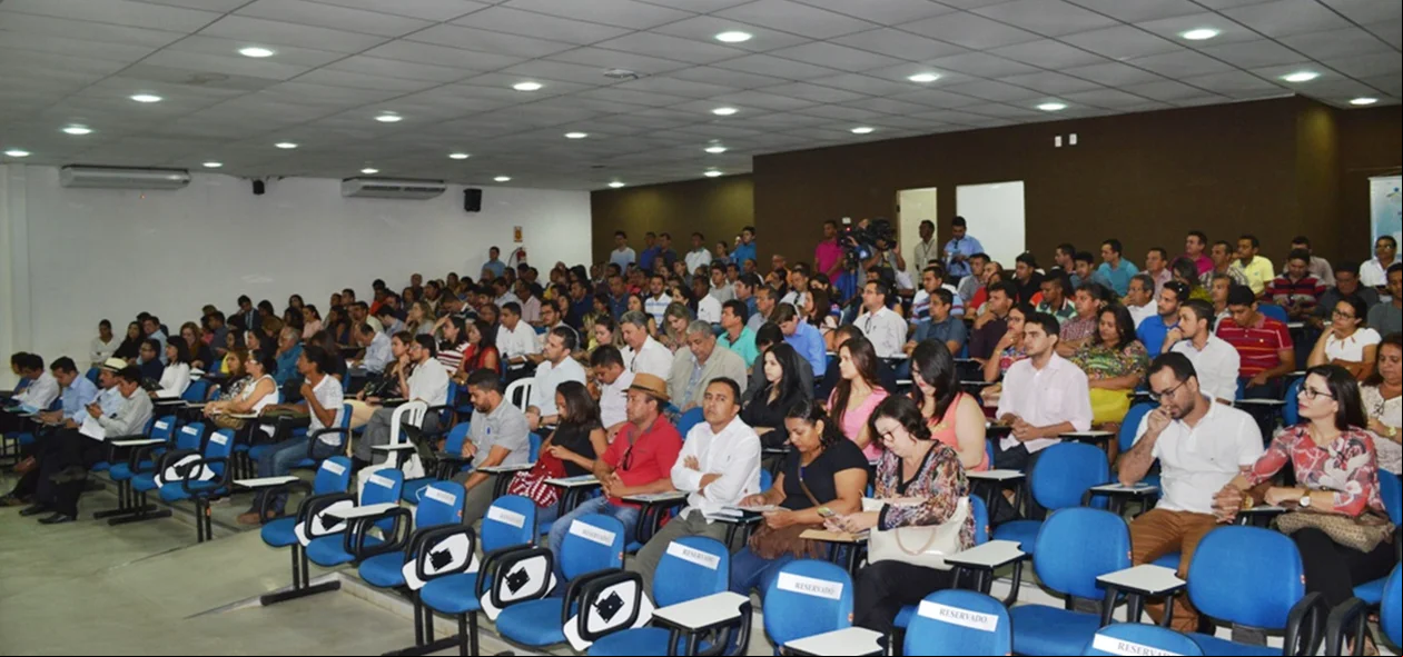 Púbico acompanha solenidade de abertura