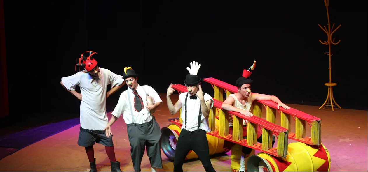 Espetáculo dos Mequetrefe na abertura do Palco Giratório
