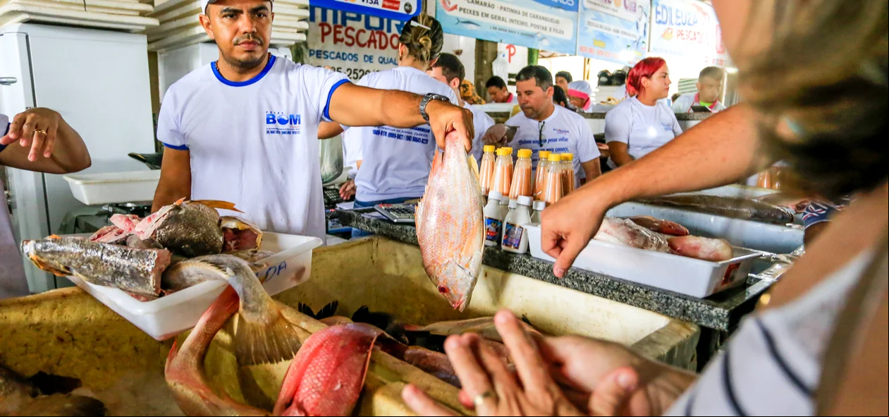 Cliente comprando peixe