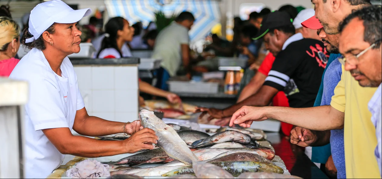 Clientes comprando peixe