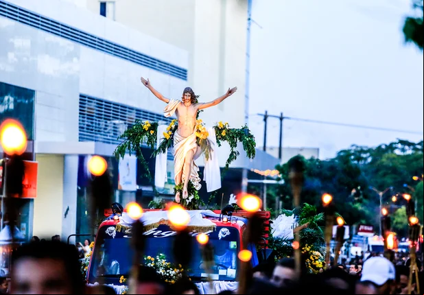 Fiéis participam da procissão Ressuscita com Cristo em Teresina
