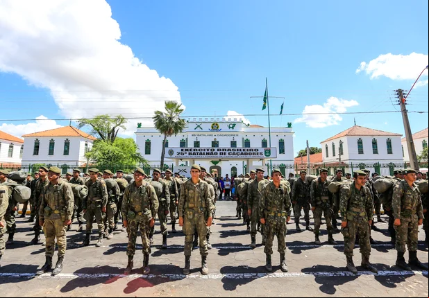 Recrutas do 25° BC recebem honraria de boina verde oliva