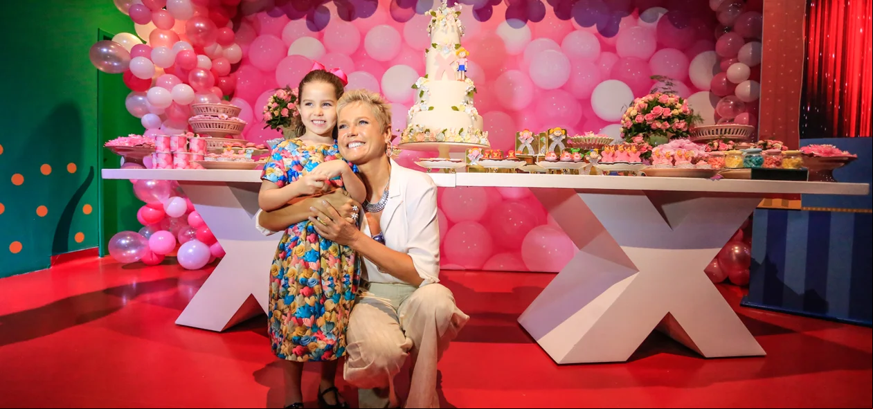 Xuxa e criança na casa x