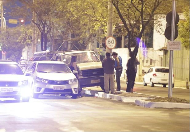 Caminhão colide em Corolla na avenida Miguel Rosa