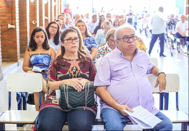 Heráclito Fortes reúne políticos durante missa em Teresina