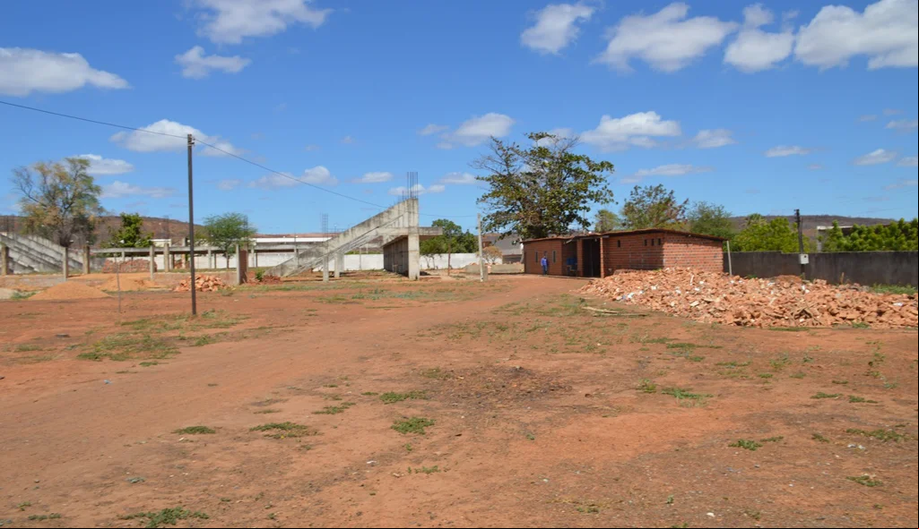 Não se vê nenhum operário no canteiro de obras