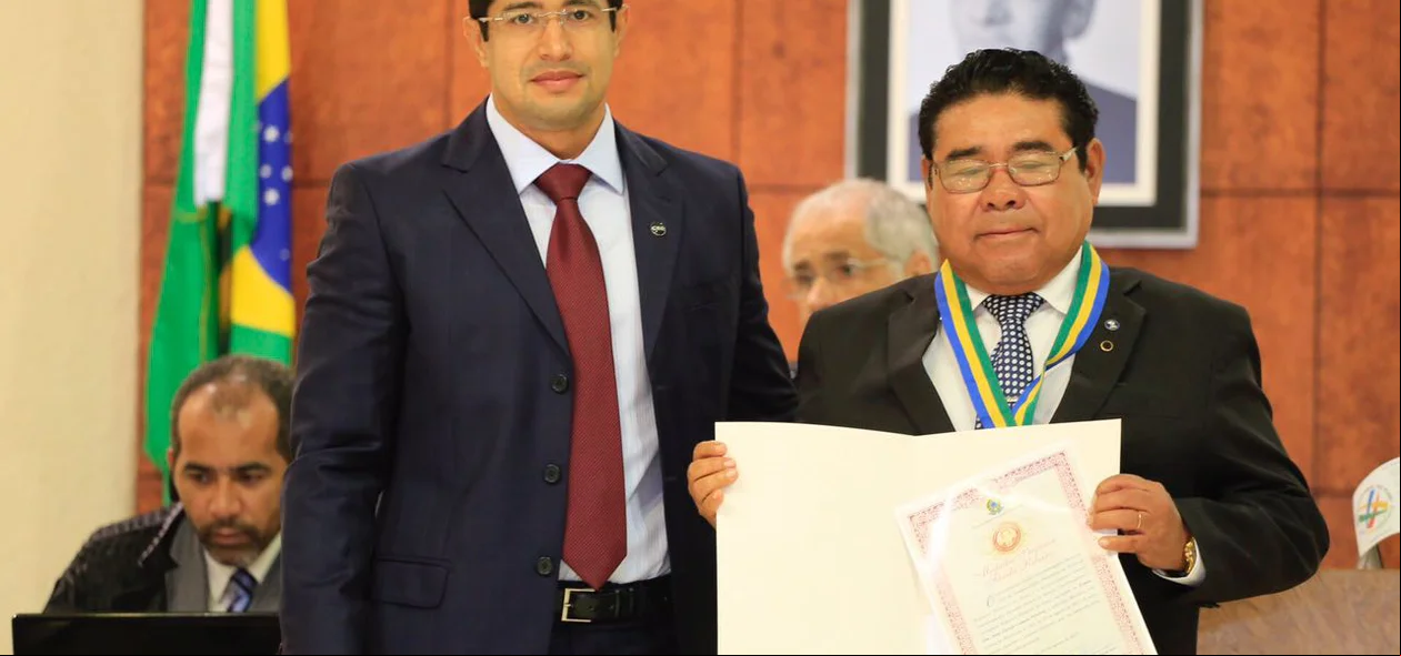 Nuno Kauê netrega medalha para Antônio Lopes