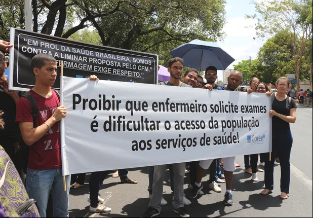 Enfermeiros realizam manifestação na frente do HGV em Teresina