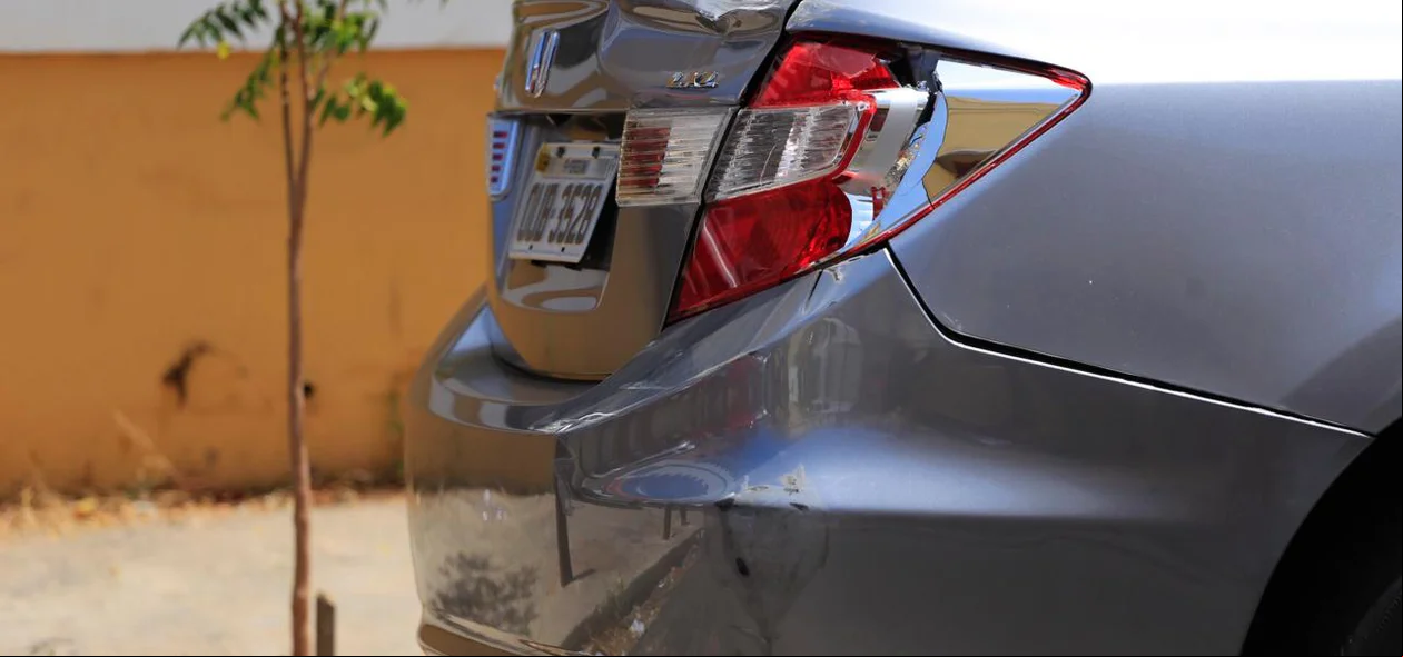 Carro estacionado também foi atingido 