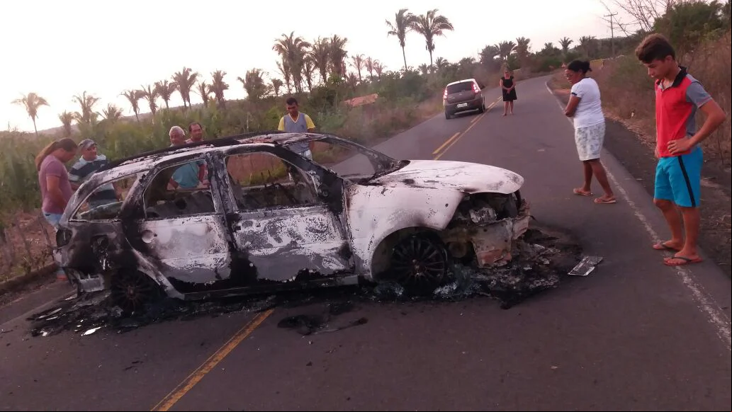 Veículo estava atravessado na rodovia