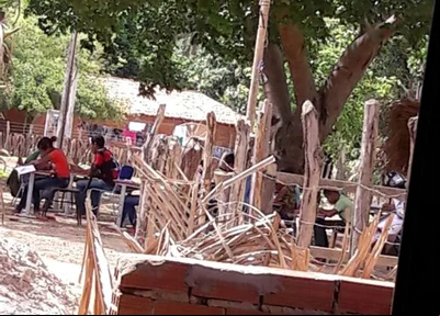 Alunos assistem aulas debaixo de pé de Caju em Jardim do Mulato