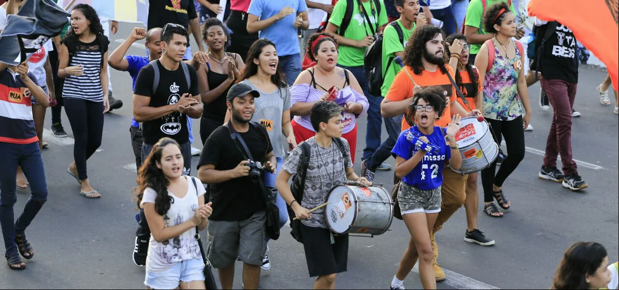 Manifestantes na Avenida Frei Serafim 