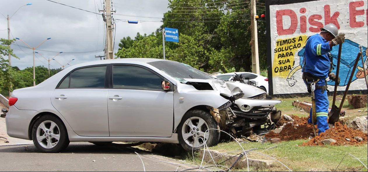 Carro ficou com a dianteira comprometida