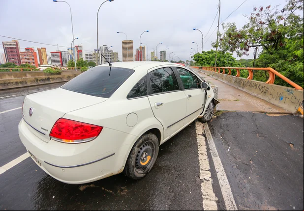 Mulher colide carro na Ponte Juscelino Kubitschek