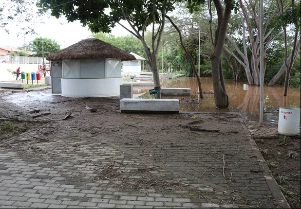 Nível do rio Parnaíba sobe e atinge quiosque no Encontro dos Rios